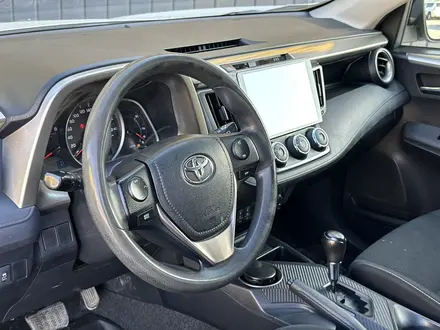 Toyota RAV4 2015 года за 9 700 000 тг. в Актобе – фото 13