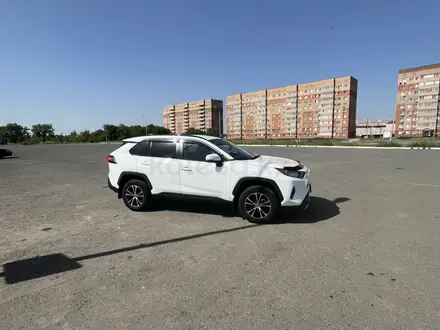 Toyota RAV4 2021 года за 16 000 000 тг. в Уральск – фото 2