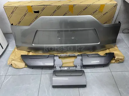 Накладка на крышку багажника Lexus LX600 NEW ORIGINAL за 750 000 тг. в Алматы – фото 2