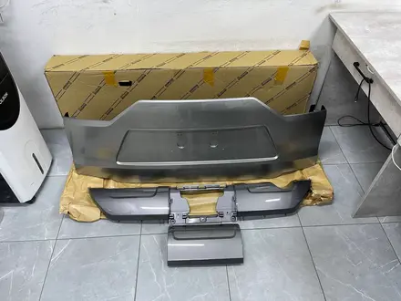 Накладка на крышку багажника Lexus LX600 NEW ORIGINAL за 750 000 тг. в Алматы – фото 3