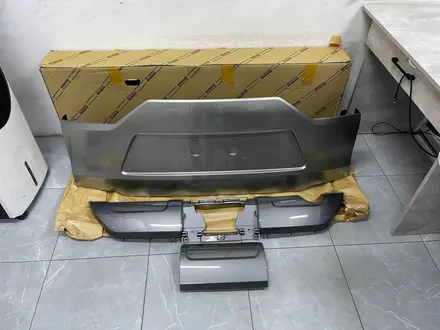 Накладка на крышку багажника Lexus LX600 NEW ORIGINAL за 750 000 тг. в Алматы – фото 6