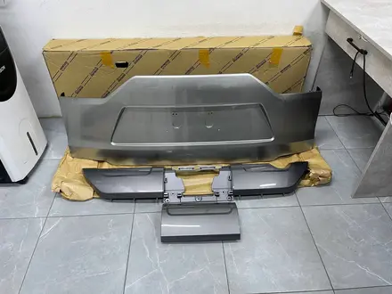 Накладка на крышку багажника Lexus LX600 NEW ORIGINAL за 750 000 тг. в Алматы – фото 7