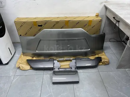 Накладка на крышку багажника Lexus LX600 NEW ORIGINAL за 750 000 тг. в Алматы – фото 10