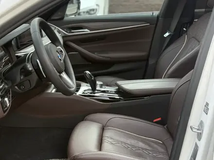 BMW 540 2021 года за 26 500 000 тг. в Алматы – фото 16