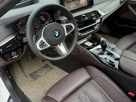 BMW 540 2021 года за 26 500 000 тг. в Алматы – фото 17