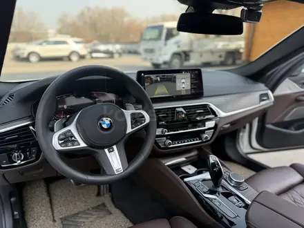 BMW 540 2021 года за 26 500 000 тг. в Алматы – фото 27