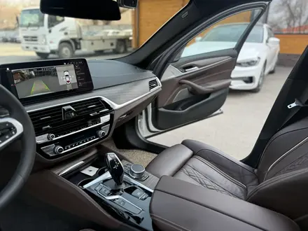 BMW 540 2021 года за 26 500 000 тг. в Алматы – фото 28