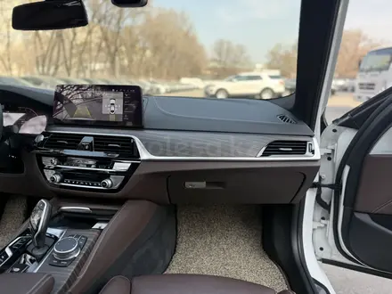 BMW 540 2021 года за 26 500 000 тг. в Алматы – фото 36