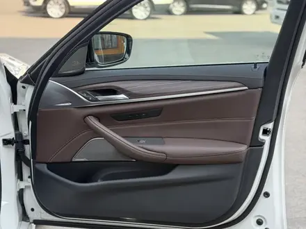 BMW 540 2021 года за 26 500 000 тг. в Алматы – фото 38
