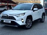 Toyota RAV4 2020 года за 15 000 000 тг. в Актобе – фото 2