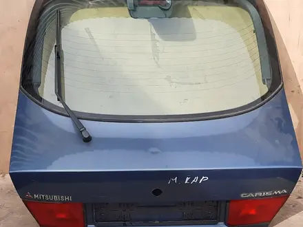 Крышка багажника стекло в сборе митсубиси каризма в сборе за 40 000 тг. в Караганда