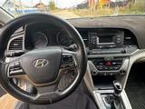 Hyundai Elantra 2016 года за 3 800 000 тг. в Уральск – фото 2
