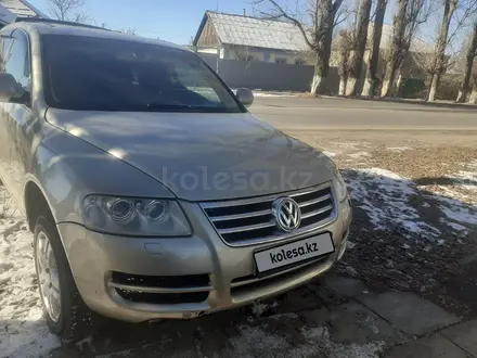 Volkswagen Touareg 2004 года за 5 500 000 тг. в Тараз – фото 4