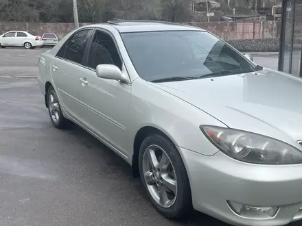 Toyota Camry 2005 года за 6 500 000 тг. в Алматы – фото 2