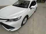 Toyota Camry 2021 года за 13 700 000 тг. в Алматы – фото 2