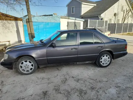 Mercedes-Benz E 260 1992 года за 1 550 000 тг. в Атырау – фото 2