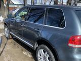 Volkswagen Touareg 2005 года за 4 950 000 тг. в Алматы – фото 2