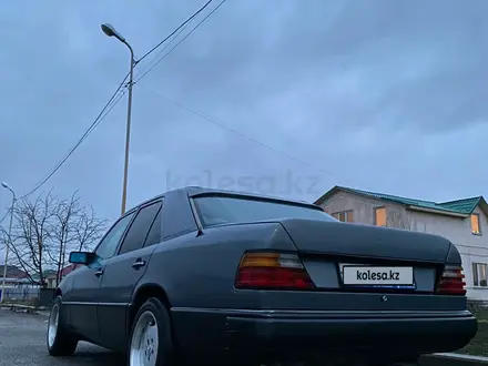 Mercedes-Benz E 230 1993 года за 1 950 000 тг. в Сарыозек – фото 4