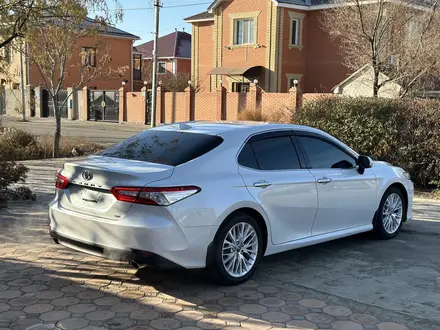 Toyota Camry 2018 года за 14 700 000 тг. в Атырау – фото 6