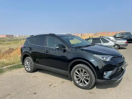 Toyota RAV4 2018 года за 15 000 000 тг. в Уральск – фото 2