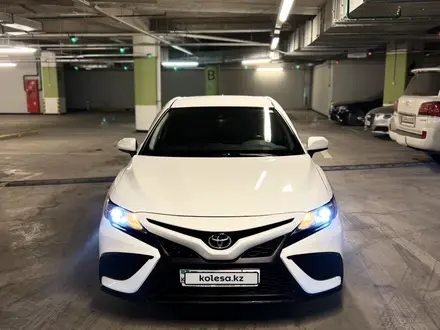 Toyota Camry 2021 года за 12 800 000 тг. в Алматы – фото 2