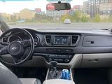 Kia Carnival 2017 года за 11 000 000 тг. в Атырау – фото 4