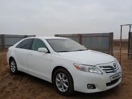 Toyota Camry 2011 года за 6 100 000 тг. в Атырау – фото 2