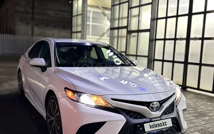 Toyota Camry 2018 года за 13 500 000 тг. в Уральск