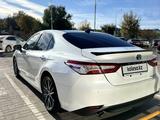 Toyota Camry 2022 года за 14 800 000 тг. в Костанай – фото 2