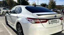 Toyota Camry 2022 года за 15 400 000 тг. в Костанай – фото 2