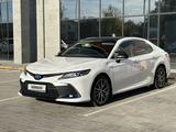 Toyota Camry 2022 года за 14 800 000 тг. в Костанай