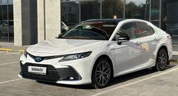 Toyota Camry 2022 года за 15 400 000 тг. в Костанай