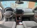 Toyota Camry 2005 года за 5 500 000 тг. в Атырау – фото 9