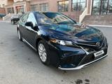 Toyota Camry 2021 года за 13 000 000 тг. в Уральск – фото 2