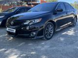 Toyota Camry 2014 года за 9 000 000 тг. в Актобе – фото 2