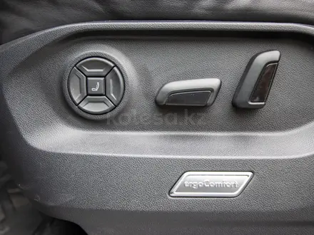 Volkswagen Touareg 2021 года за 42 000 000 тг. в Алматы – фото 25