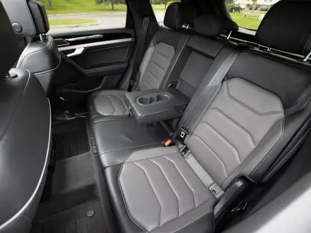 Volkswagen Touareg 2021 года за 42 000 000 тг. в Алматы – фото 7