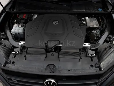 Volkswagen Touareg 2021 года за 42 000 000 тг. в Алматы – фото 31