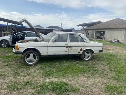 Mercedes-Benz E 200 1981 года за 1 000 000 тг. в Алматы – фото 3