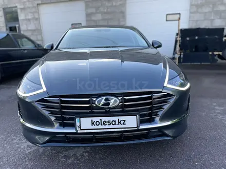 Hyundai Sonata 2021 года за 11 850 000 тг. в Караганда – фото 2