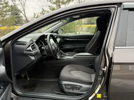 Toyota Camry 2018 года за 10 000 000 тг. в Алматы – фото 28