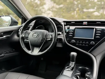Toyota Camry 2018 года за 10 000 000 тг. в Алматы – фото 31