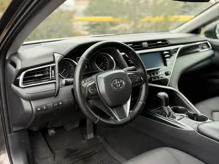Toyota Camry 2018 года за 10 000 000 тг. в Алматы – фото 32