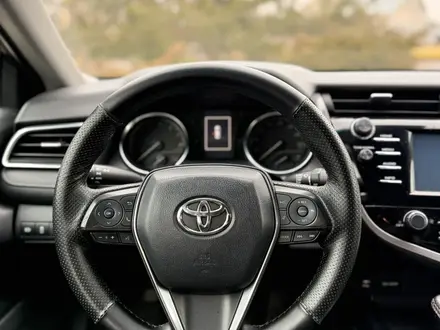 Toyota Camry 2018 года за 10 000 000 тг. в Алматы – фото 34