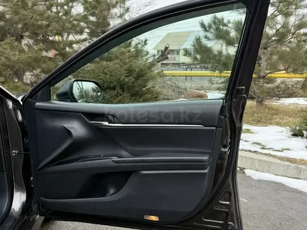 Toyota Camry 2018 года за 10 000 000 тг. в Алматы – фото 38