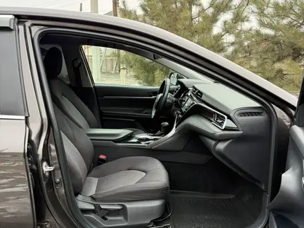Toyota Camry 2018 года за 10 000 000 тг. в Алматы – фото 39