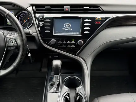 Toyota Camry 2018 года за 10 000 000 тг. в Алматы – фото 50