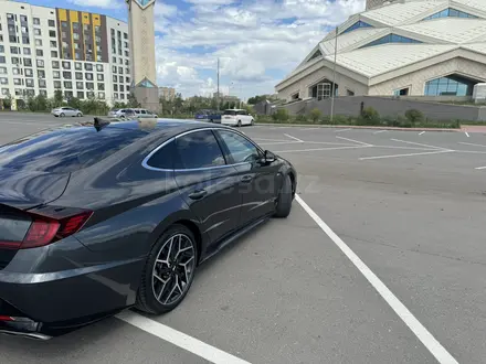 Hyundai Sonata 2022 года за 13 500 000 тг. в Астана – фото 2