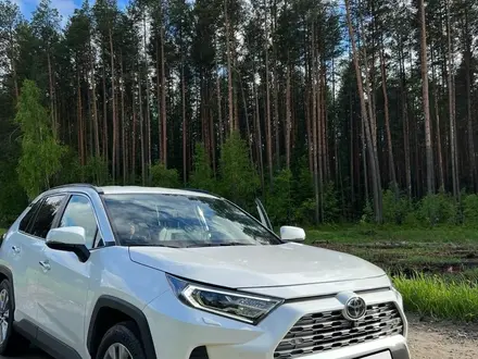 Toyota RAV4 2020 года за 15 900 000 тг. в Караганда – фото 2