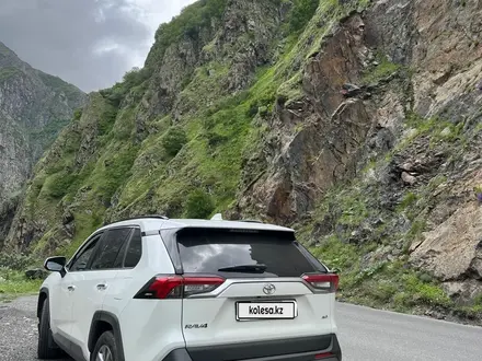 Toyota RAV4 2020 года за 15 900 000 тг. в Караганда – фото 3
